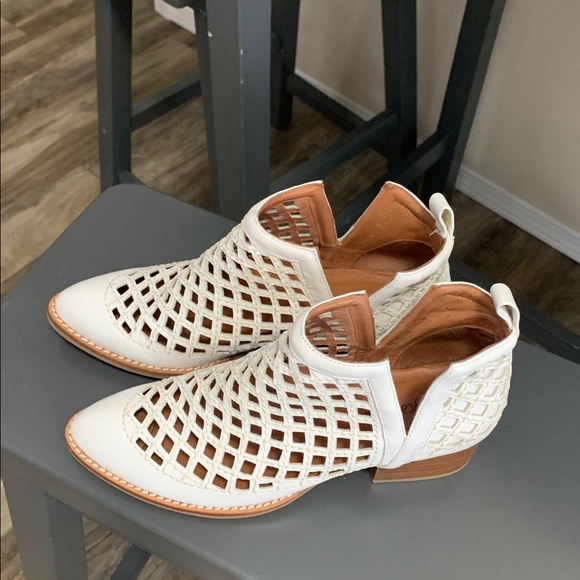 Jeffrey Campbell Taggart White Laser Cut Out Booties size 6.5 - Picture 3 of 8